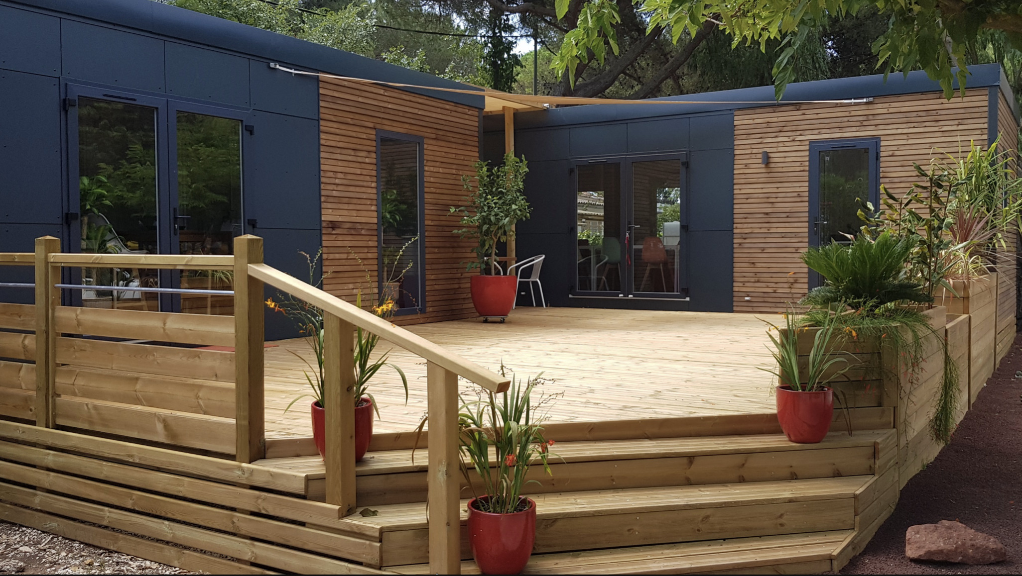 Terrasse en bois pour mobil-home réalisée par Azur Design dans le Var