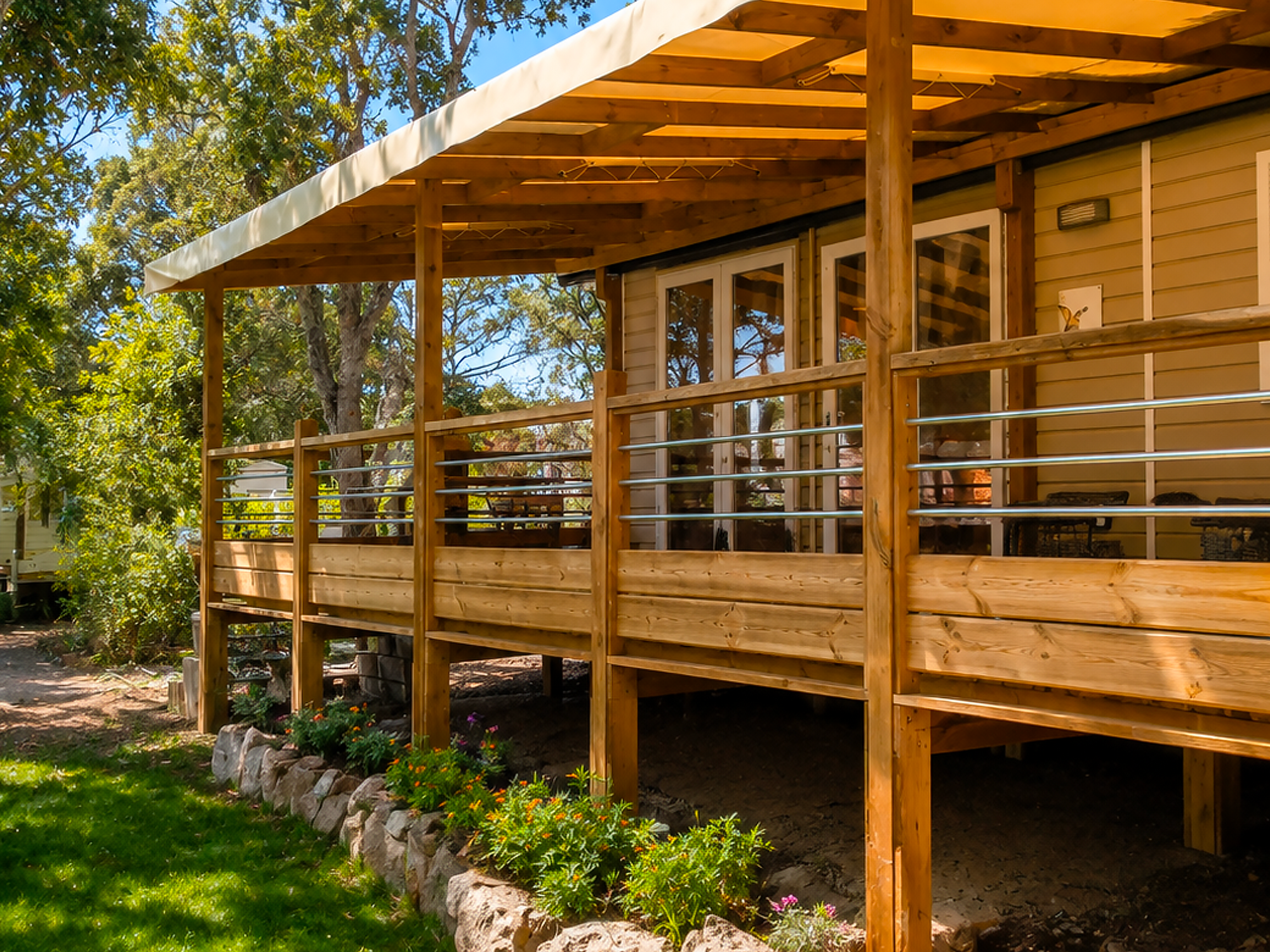 Barrière de terrasse pour mobil-home réalisée par Azur Design dans le Var